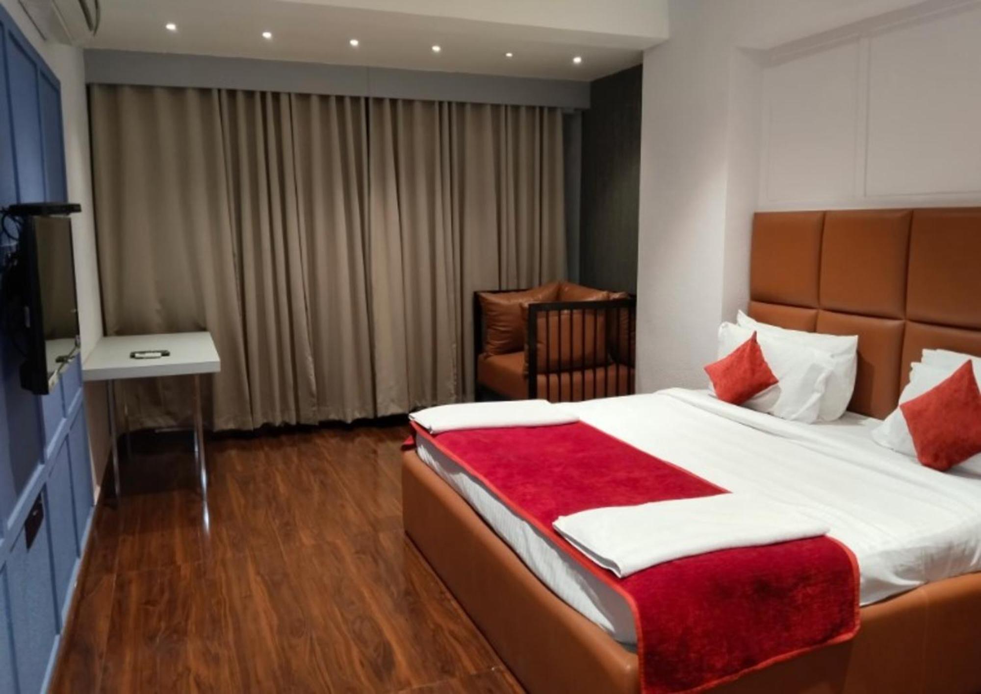 Hotel Balaji Central Ratlam ภายนอก รูปภาพ